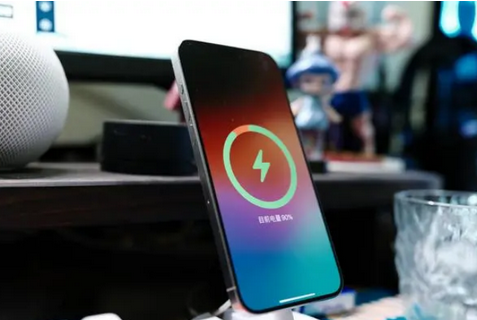 龙马潭苹果15换屏服务分享用什么充电器给iPhone15充电更好 